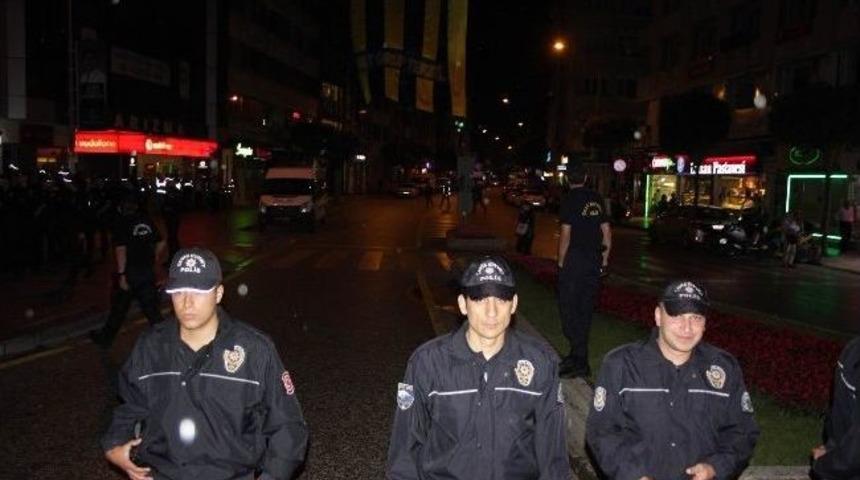 Yağmur Altında Se&ccedil;im Kutlaması