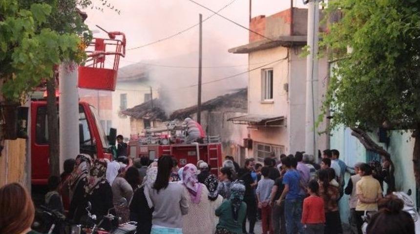 Tire'de &Ccedil;ıkan Ev Yangını Korkuttu