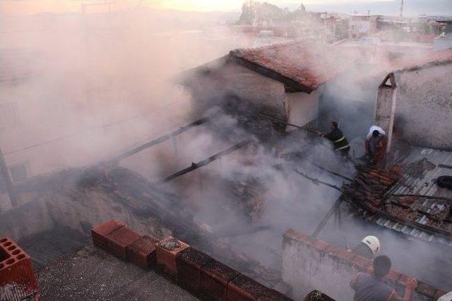 Tire de &Ccedil;ıkan Ev Yangını Korkuttu 1