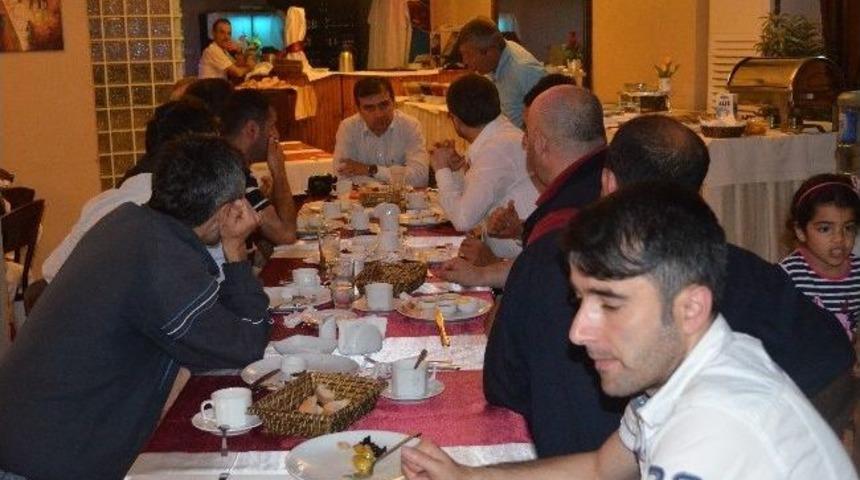 Ak&ccedil;akoca&rsquo;da Erkek Kuaf&ouml;rleri Pazar G&uuml;n&uuml; Kapatma Kararı Aldı