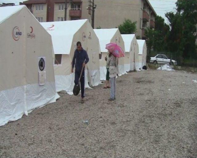 Polis Aileleri Ne Evlerinde Ne De Çadırda Yaşayabiliyor