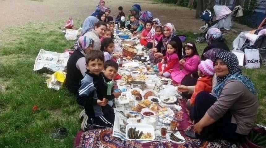 Minik &Ouml;ğrenci Ve Annelerine &Ccedil;ay Partisi