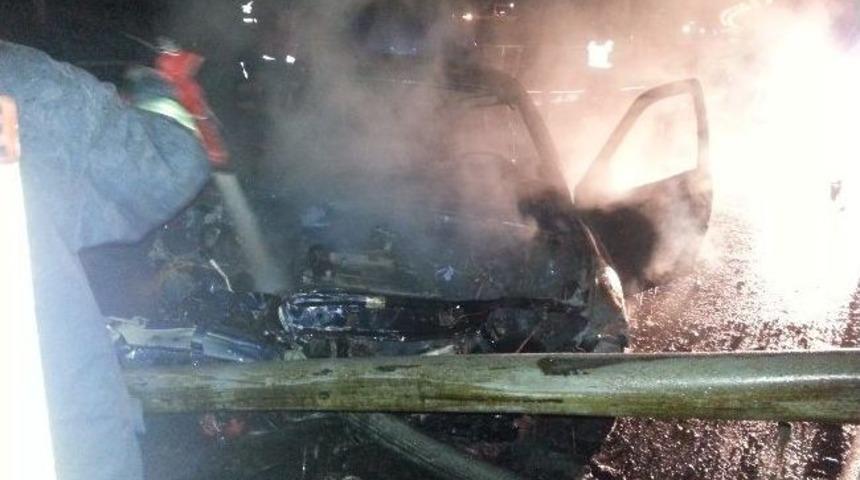 Kaza Yapan Otomobil Yandı