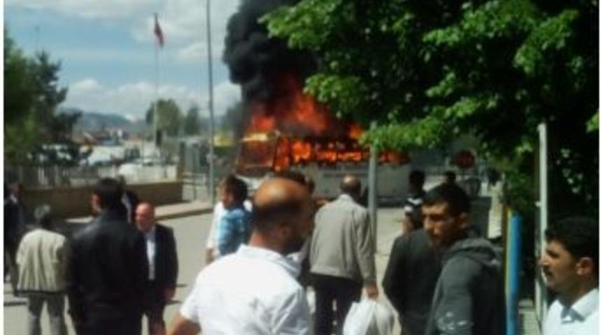 Pasinler&rsquo;de Otob&uuml;s Ateşe Verildi