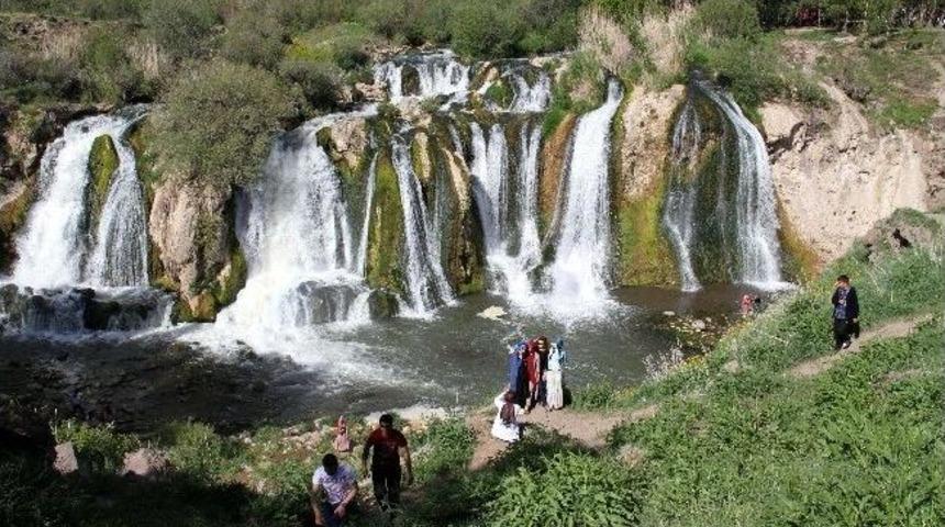 Muradiye Şelalesi Her Mevsim Ayrı G&uuml;zel
