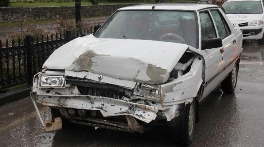 Sağanak Yağış Kazaya Yol A&ccedil;tı