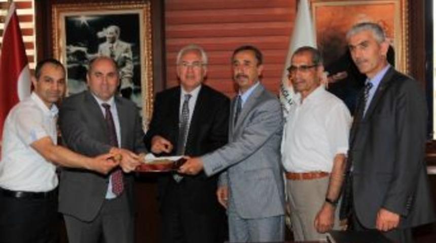 Başkan Selvitopu'na Kamusen'den &Ouml;vg&uuml;!