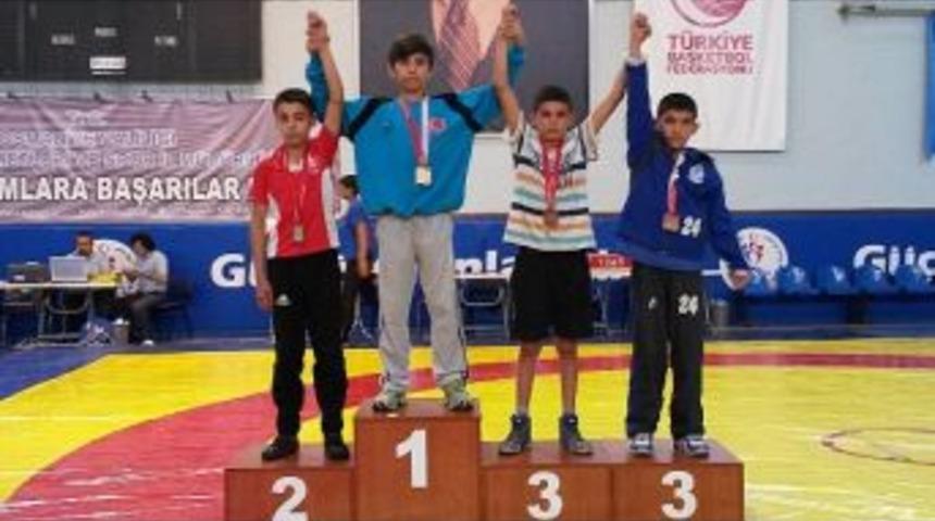 Minik G&uuml;reş&ccedil;iler 7 Madalya İle D&ouml;nd&uuml;