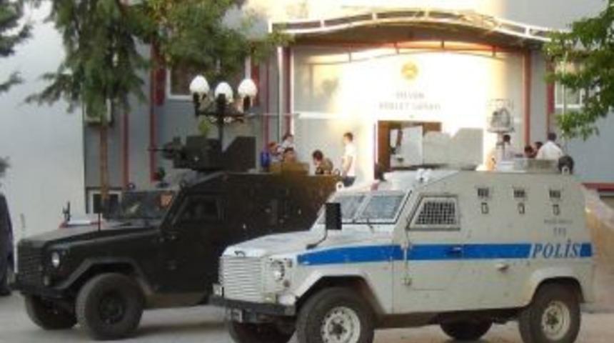 Silvan'da &Ccedil;ıkan Olaylarda Polisle Kavga Eden Bir Kişi Tutuklandı