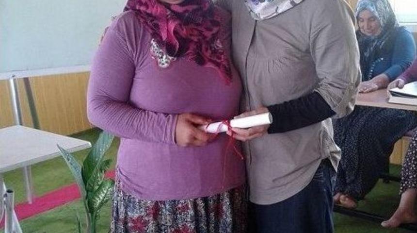 Kuran Kursunu Bitiren Kursiyerler Belgelerini Aldı