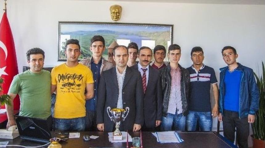 &Ouml;ğrencilerden Kaymakam D&ouml;lek Ve M&uuml;d&uuml;r Kılı&ccedil;&rsquo;a Ziyaret