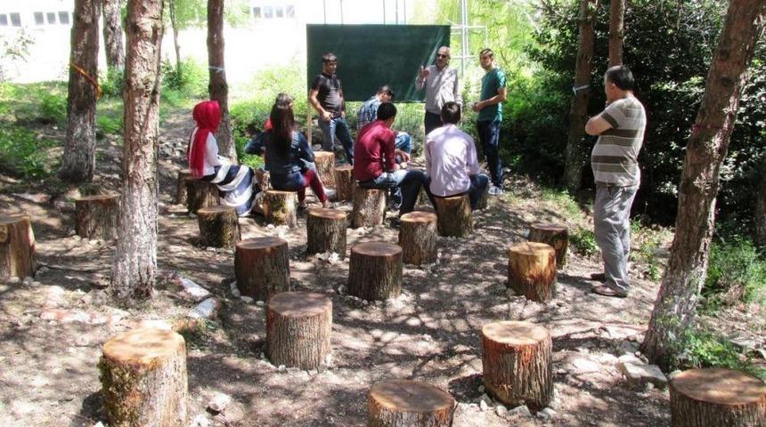 &Ouml;ğrencilere Ağa&ccedil; K&uuml;t&uuml;klerinden Oturak