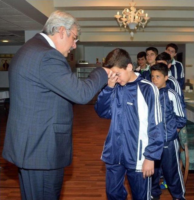 Bursaspor Yönetim Kurulu Şampiyon Sporcularla Yemekte Buluştu 1