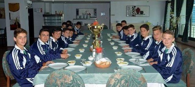 Bursaspor Yönetim Kurulu Şampiyon Sporcularla Yemekte Buluştu 2