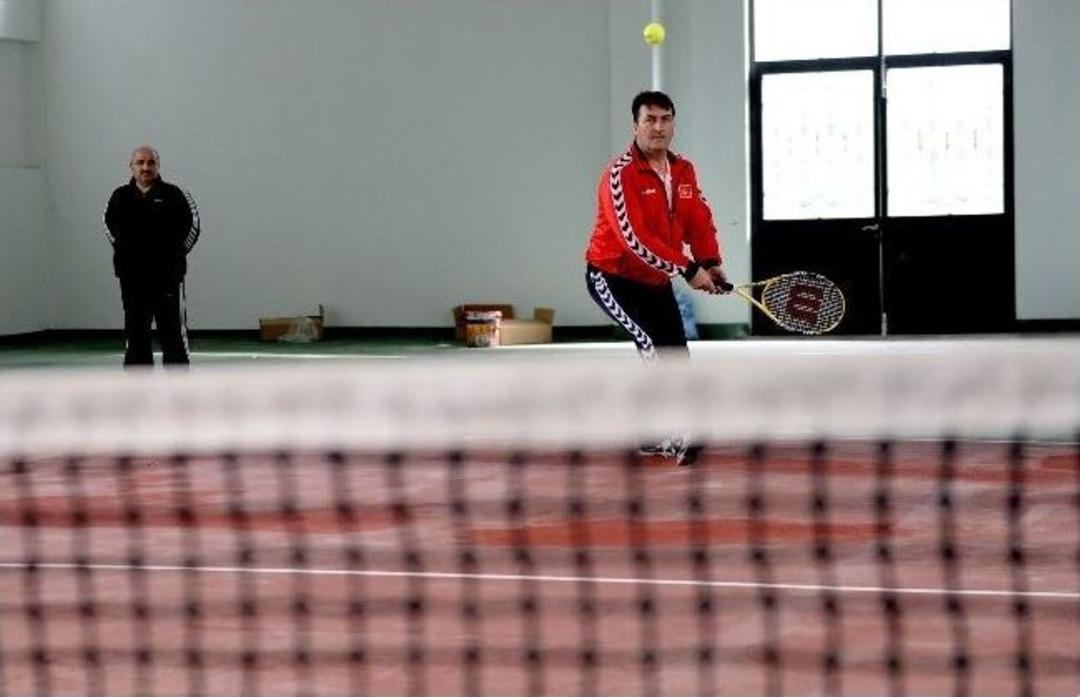 D&uuml;ndar Tenisteki H&uuml;nerini G&ouml;sterdi