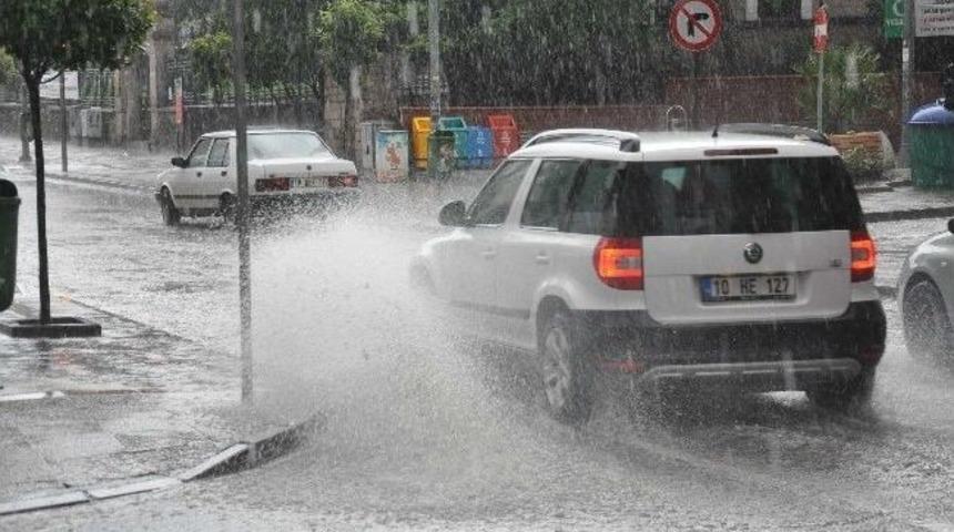 Balıkesir'de Sağanak Yağış