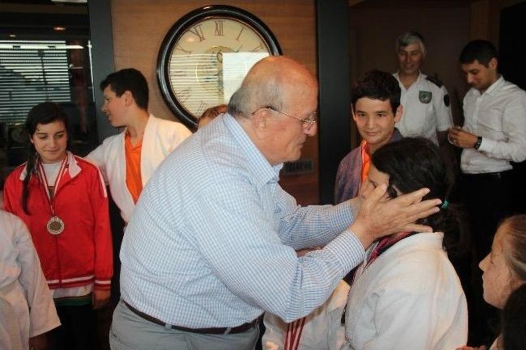 Cemal Yeşilyurt&rsquo;tan Başarılı &Ouml;ğrencilere Altın