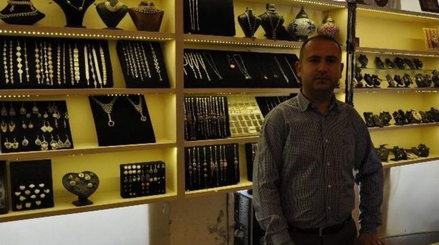 Pişmiş Toprak Bebek Heykeli Ziyaret&ccedil;i Akınına Uğruyor