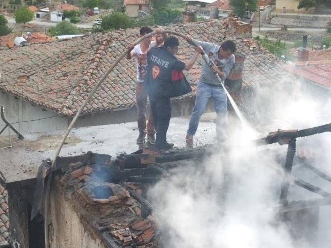 Havran'daki Yangında İki Ev K&uuml;l Oldu
