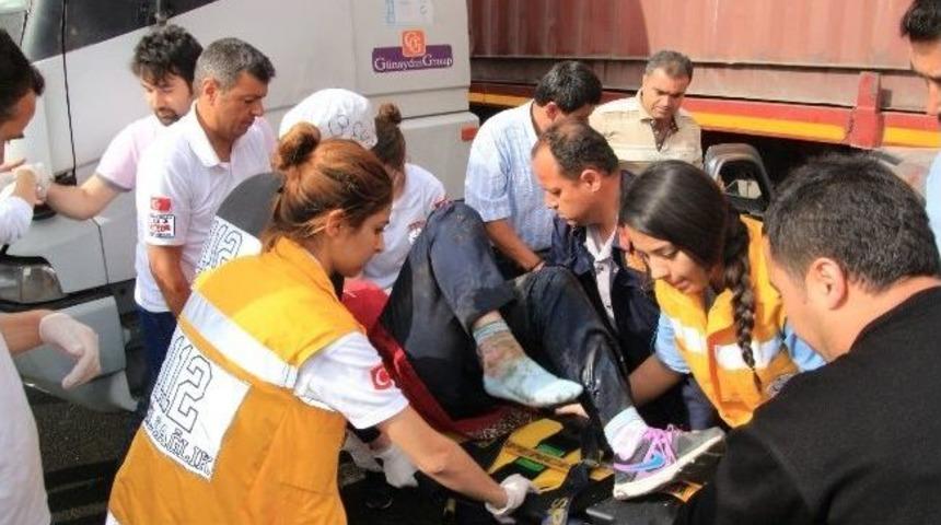 Tır'ın Altına Giren Otomobildeki 2 Kişi Yaralandı