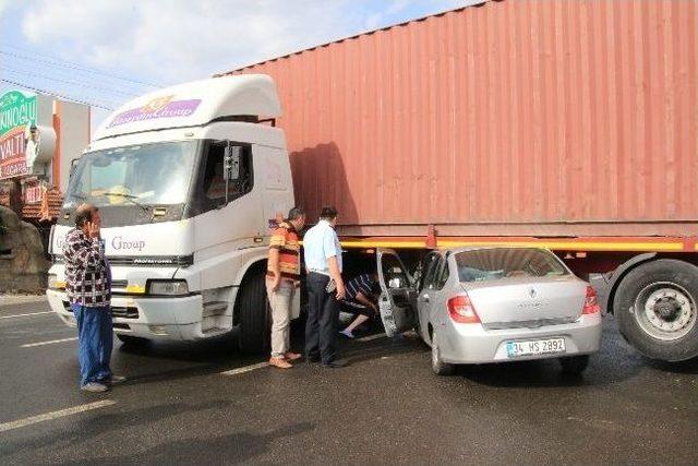 Tır'ın Altına Giren Otomobildeki 2 Kişi Yaralandı