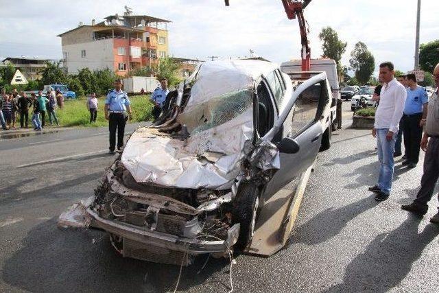 Tır'ın Altına Giren Otomobildeki 2 Kişi Yaralandı