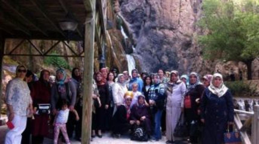 Ak Kadınlar İl&ccedil;eleri Gezdi