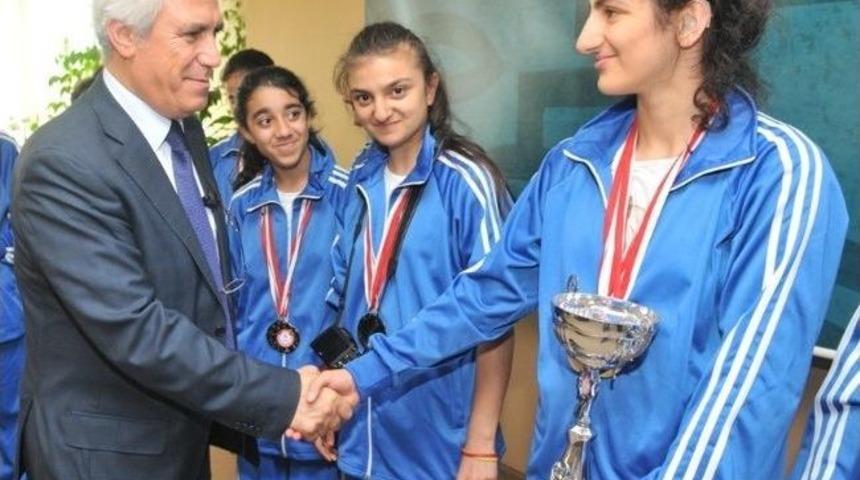 Duyum İşitme Engelliler Kupayı Bozbey&rsquo;e Getirdi