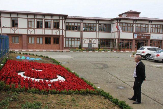 Fakülte Bahçesine Çiçeklerden Türk Bayrağı