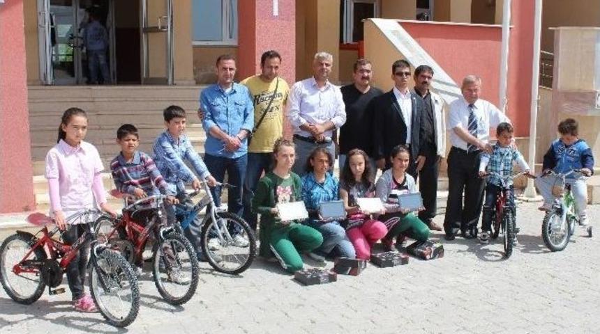 Mahalle Muhtarından &Ouml;ğrencilere &Ouml;d&uuml;ll&uuml; Motive