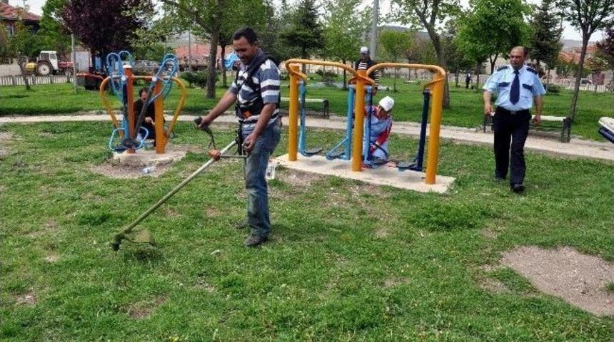 Seyitgazi'de Parklar Elden Ge&ccedil;iyor