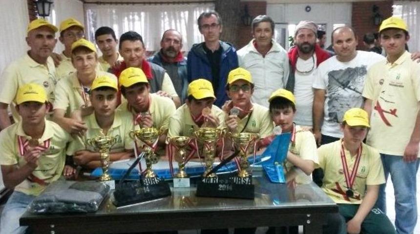 Gen&ccedil; Kanatlar, Eskişehir'e Kupalarla D&ouml;nd&uuml;