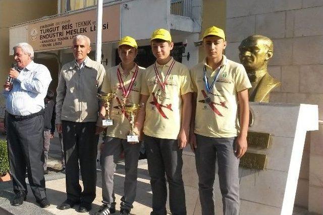 Gen&ccedil; Kanatlar, Eskişehir e Kupalarla D&ouml;nd&uuml; 1