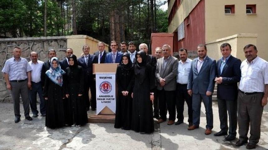 Suşehri Anadolu İmam Hatip Lisesi Başarılı &Ouml;ğrencileri &Ouml;d&uuml;llendirildi