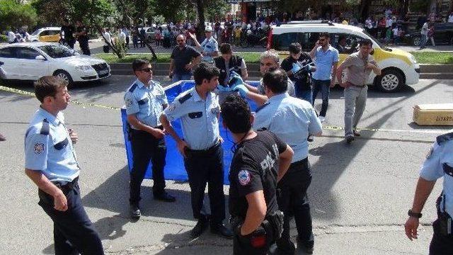 Diyarbakır’da Halk Otobüsü Yere Düşen Kadını Ezdi