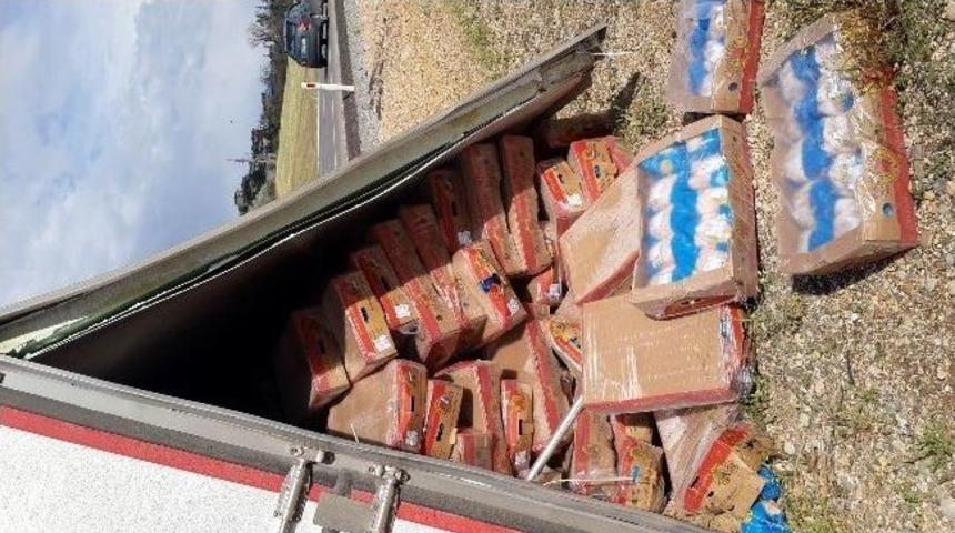 Suşehri&rsquo;nde Tavuk Y&uuml;kl&uuml; Tır Devrildi