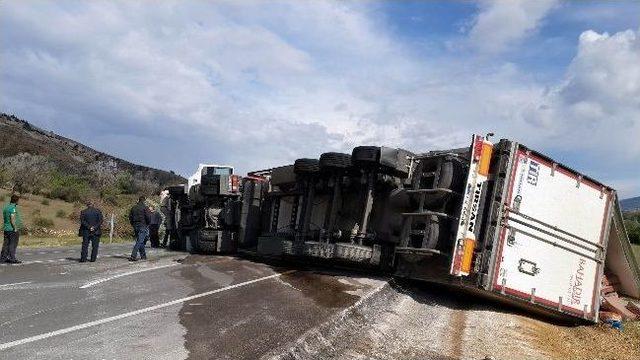 Suşehri&rsquo;nde Tavuk Y&uuml;kl&uuml; Tır Devrildi 1
