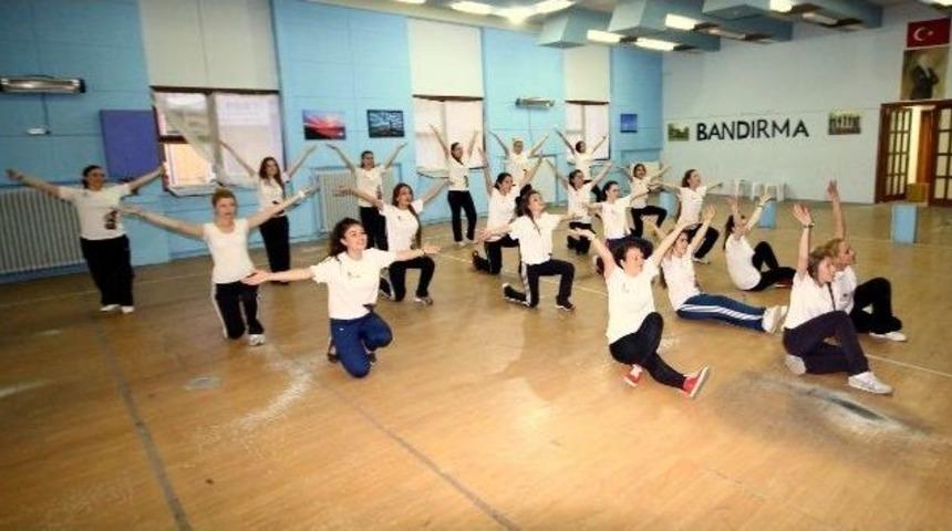 Belediye Halk Oyunları Ekibi Festivale Hazır