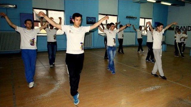 Belediye Halk Oyunları Ekibi Festivale Hazır 1