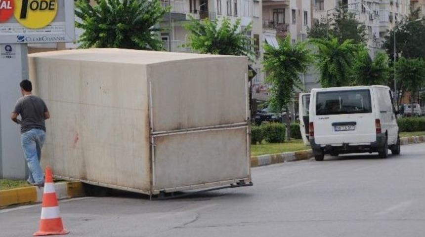 Seyir Halindeki Minib&uuml;sten Ayrılan R&ouml;mork Ref&uuml;je &Ccedil;ıktı