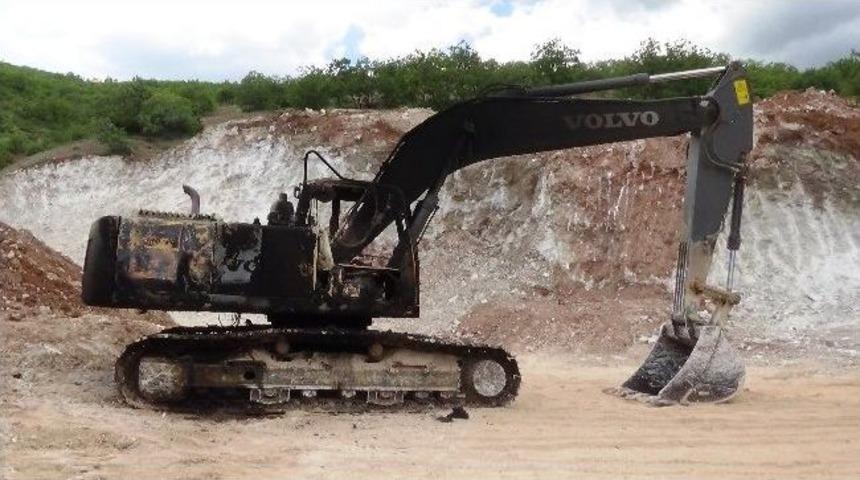 Tunceli'de Şantiye Basan Pkk'lılar İş Makinesi Yaktı