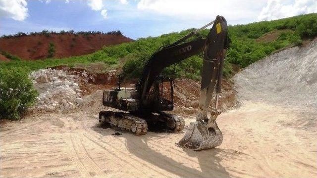 Tunceli'de Şantiye Basan Pkk'lılar İş Makinesi Yaktı