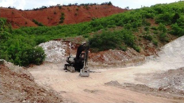 Tunceli'de Şantiye Basan Pkk'lılar İş Makinesi Yaktı