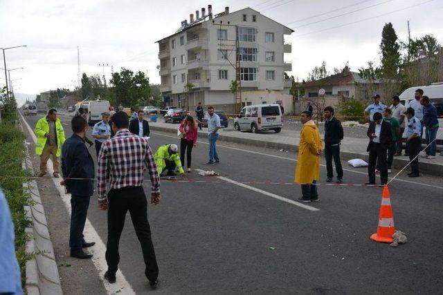 Anne Ve 3 Çocuğuna Minibüs Çarptı: 1 Ölü, 3 Yaralı