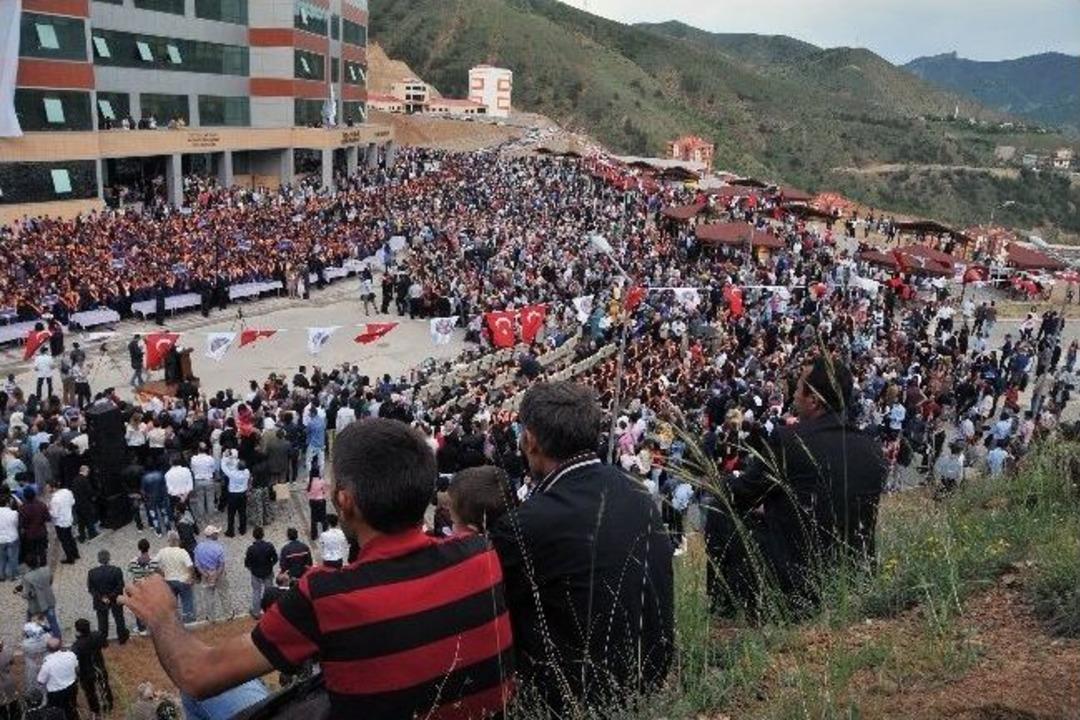 G&uuml;m&uuml;şhane &Uuml;niversitesinde Mezuniyet Coşkusu