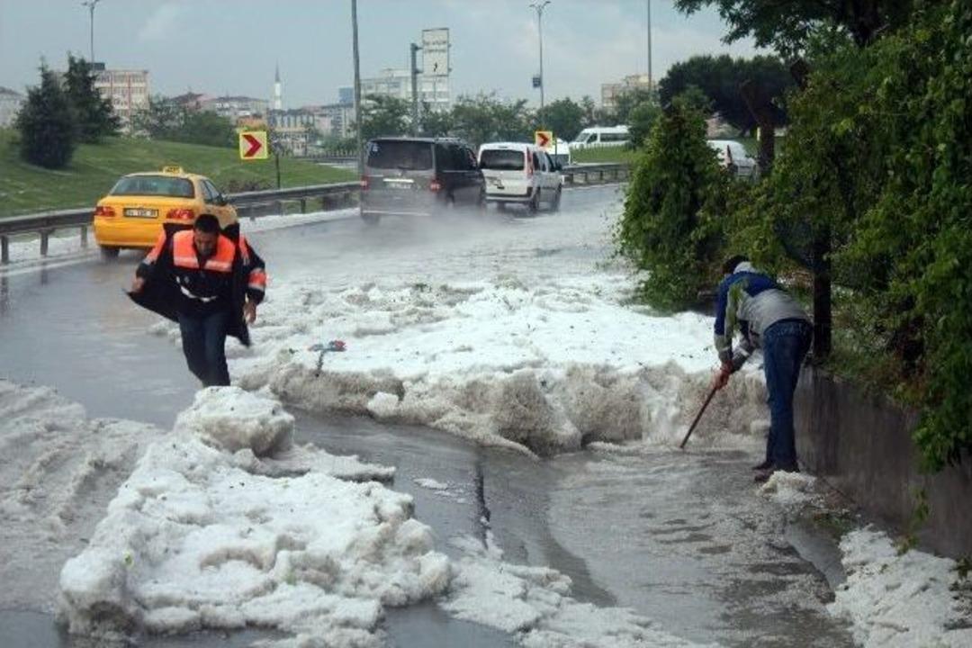 (&ouml;zel Haber) Esenler&rsquo;de 80 Santimetrelik Dolu Birikintisi Oluştu