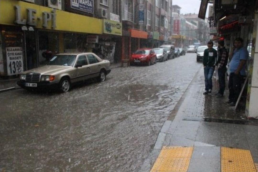 Sakarya'da Sağanak Yağış Hayatı Olumsuz Etkiledi