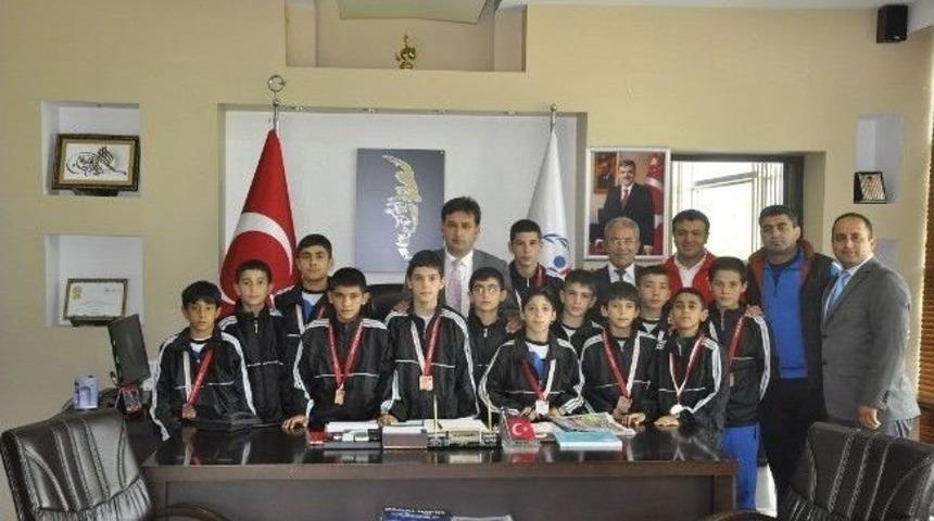 Talas G&uuml;reş Eğitim Merkezi Sporcularından Gen&ccedil;lik Hizmetleri Ve Spor İl M&uuml;d&uuml;r&uuml; Murat Eskici'ye Ziyaret