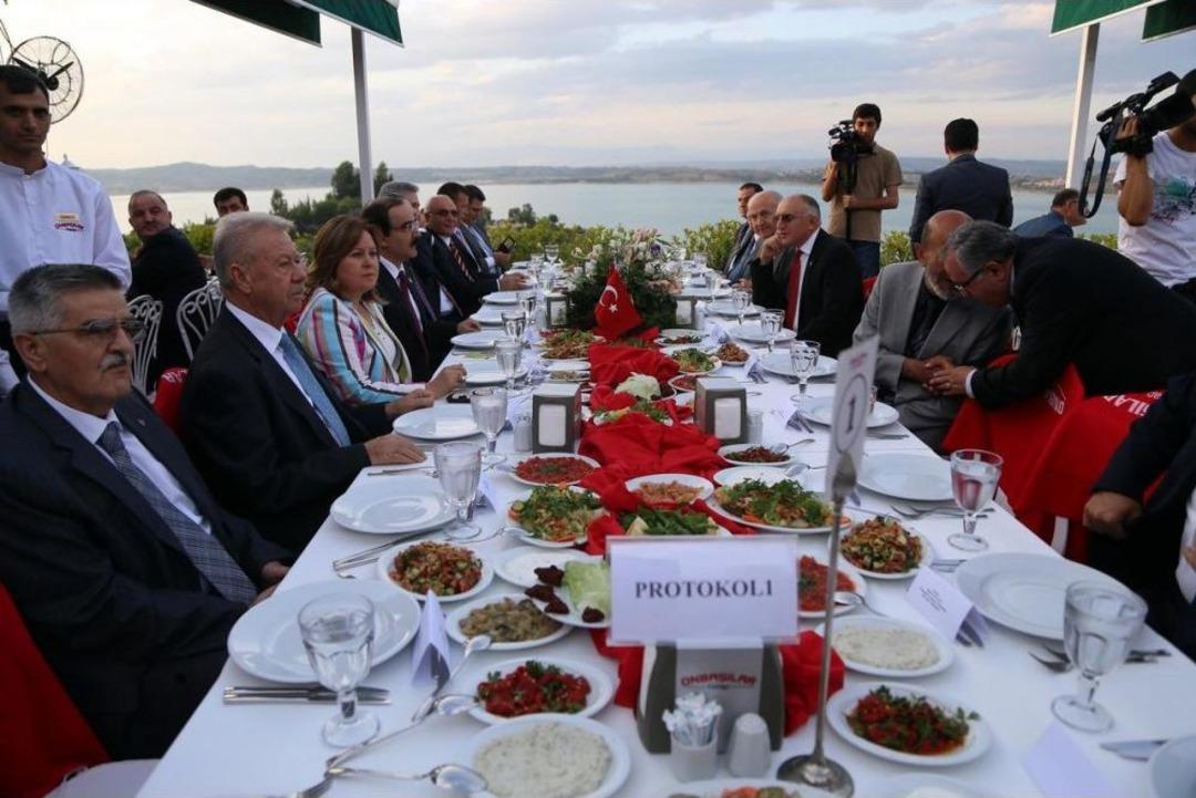 Sakarya Valiliğine Atanan Adana Valisi Coş Onuruna Veda Yemeği