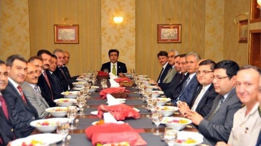 Vali G&uuml;zeloğlu Atanan M&uuml;d&uuml;rleri Yemek İle Uğurladı